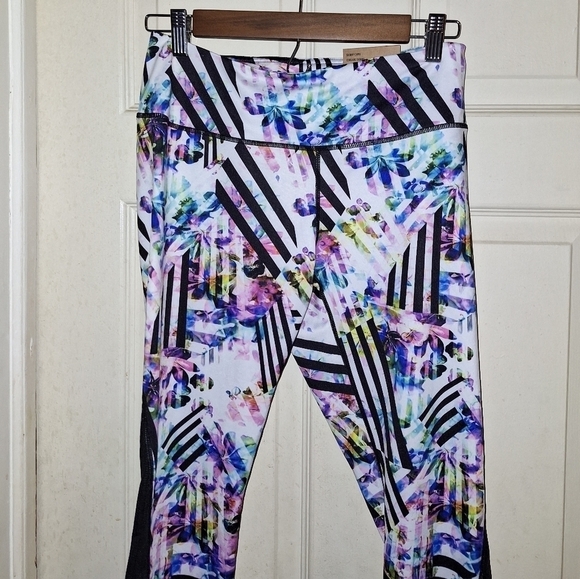 Reebok Floral capri leggings size Medium - Picture 2 of 6